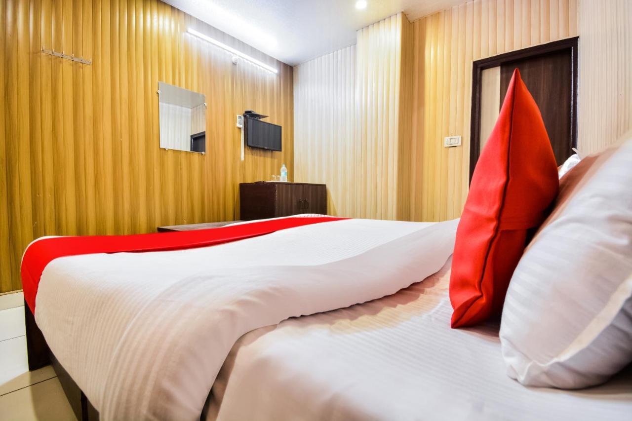 Oyo 46152 Hotel Neelam Karnāl Kültér fotó