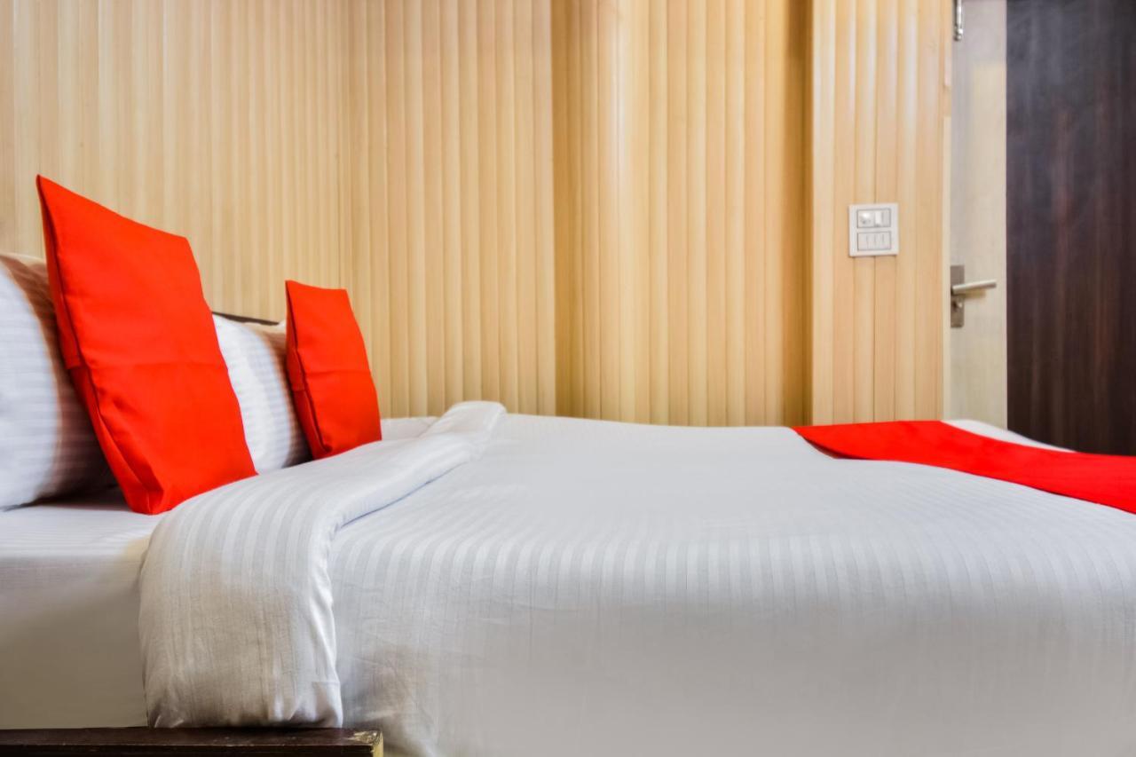 Oyo 46152 Hotel Neelam Karnāl Kültér fotó
