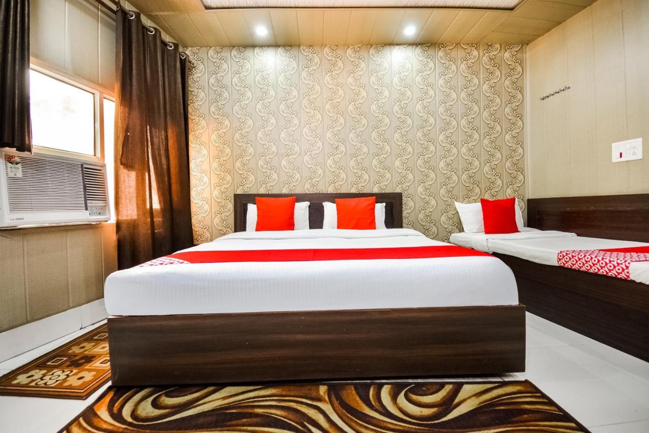 Oyo 46152 Hotel Neelam Karnāl Kültér fotó