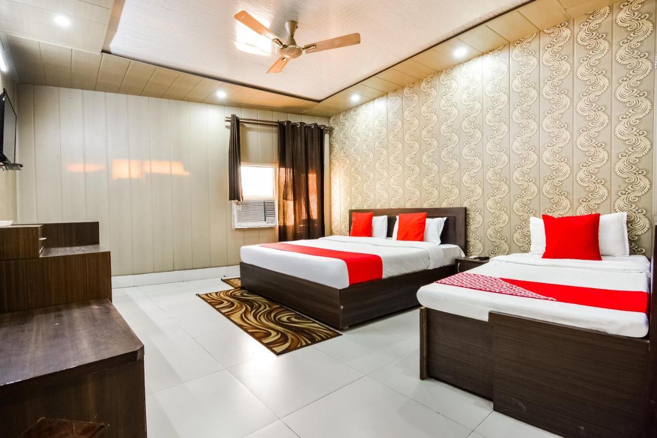 Oyo 46152 Hotel Neelam Karnāl Kültér fotó
