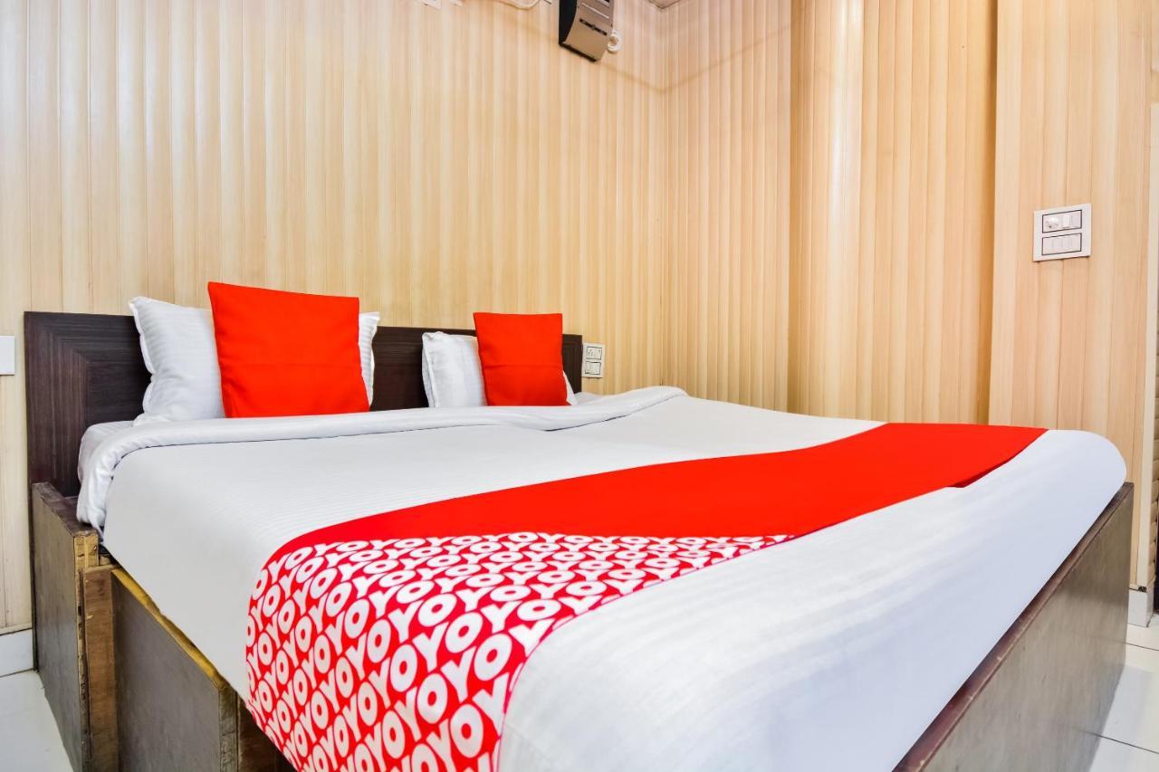 Oyo 46152 Hotel Neelam Karnāl Kültér fotó