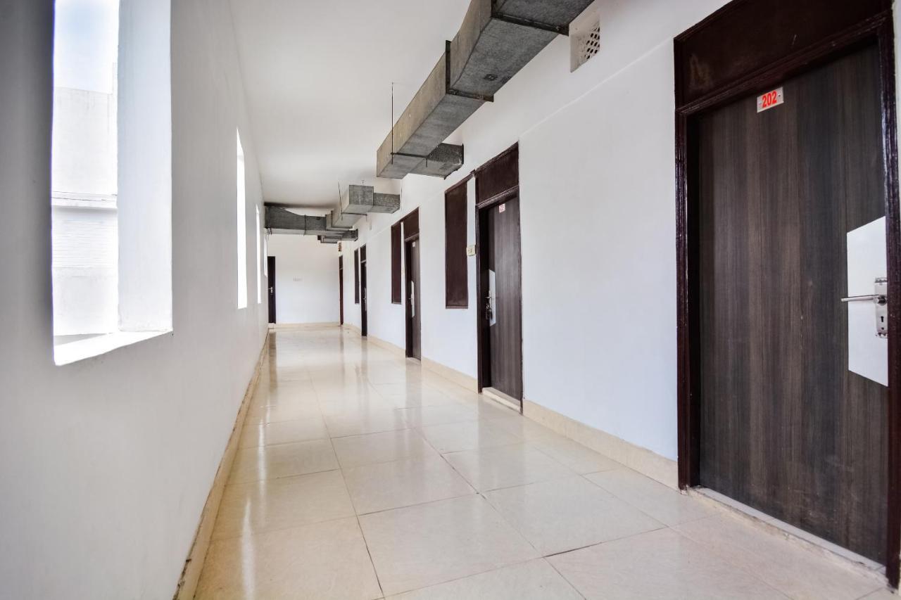 Oyo 46152 Hotel Neelam Karnāl Kültér fotó